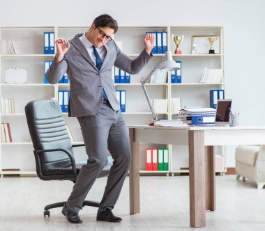 İş adamı işte ara verirken eğleniyor.