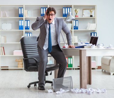 Ofiste çalışan kızgın işadamı kovuldu.