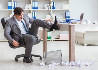 Ofiste çalışan kızgın işadamı kovuldu.