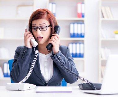 Sinirli çağrı merkezi asistanı çağrılara yanıt veriyor