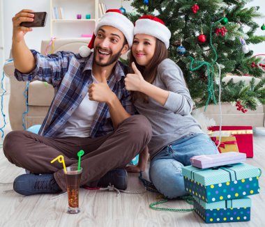 Genç çift Noel 'de selfie çekiyor.