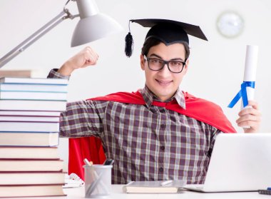 Süper kahraman öğrenci havan topu takıyor.