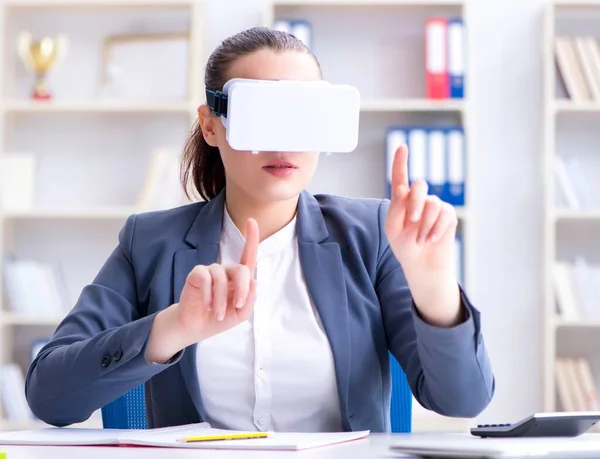 オフィスに仮想現実メガネを持つ実業家 — ストック写真