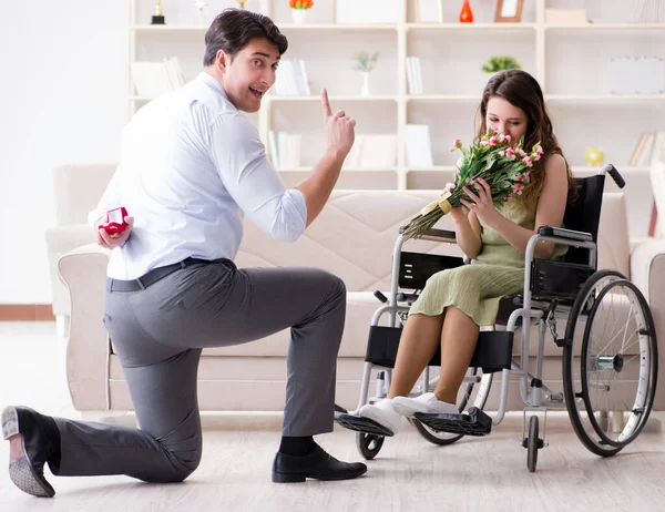 Mężczyzna propozycja małżeństwa z niepełnosprawną kobietą na wózku inwalidzkim — Zdjęcie stockowe