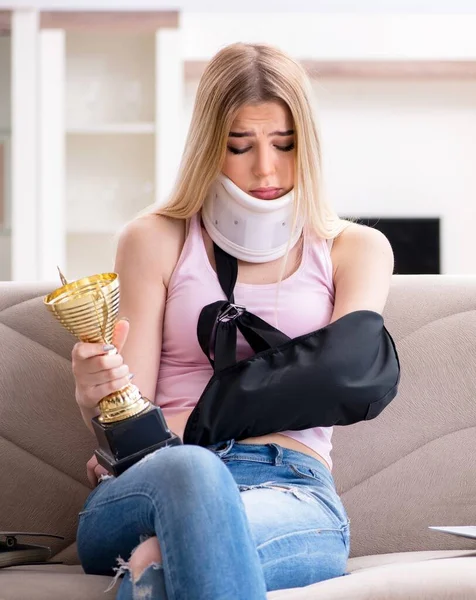 Femme blessée pendant le jeu de sport — Photo