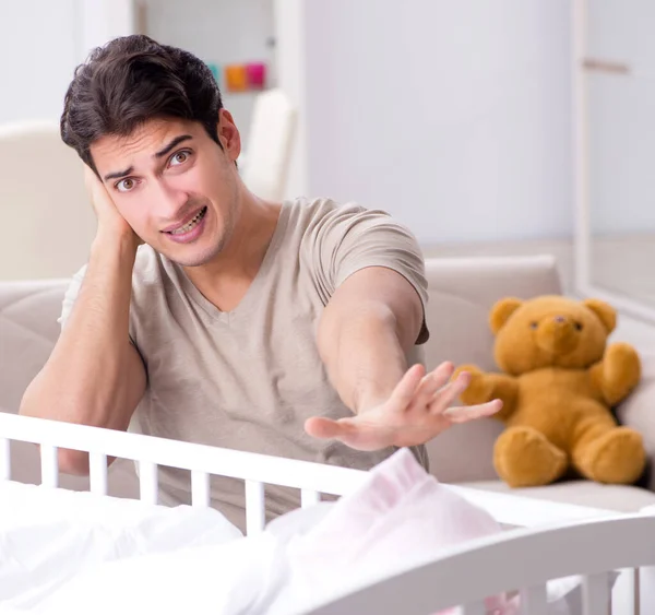 Young father dad frustrated at crying baby — Stock Photo, Image