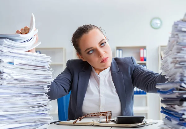 Evrak işleriyle uğraşan yorgun bir iş kadını.