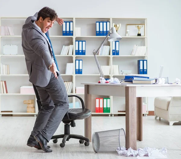 Uomo d'affari si diverte a prendersi una pausa in ufficio al lavoro — Foto Stock