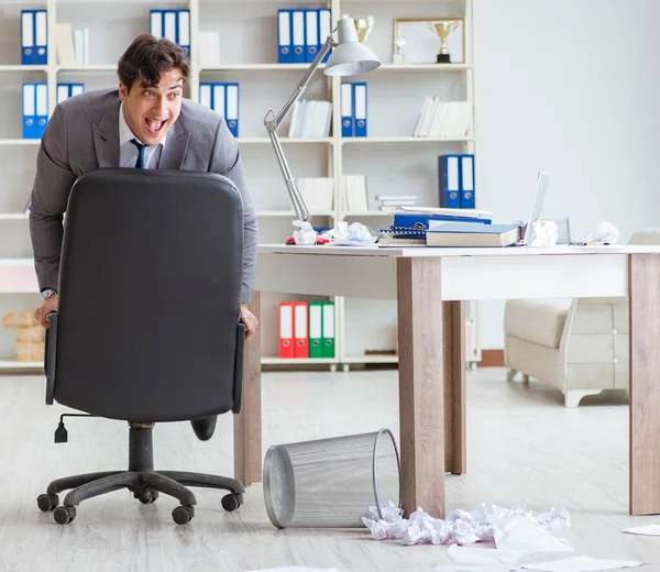 Uomo d'affari si diverte a prendersi una pausa in ufficio al lavoro — Foto Stock
