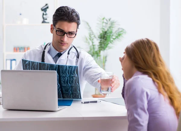 O médico examinando imagens de raios-x do paciente — Fotografia de Stock