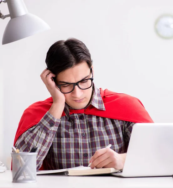 Super eroe studente con un computer portatile che studia preparazione per gli esami — Foto Stock