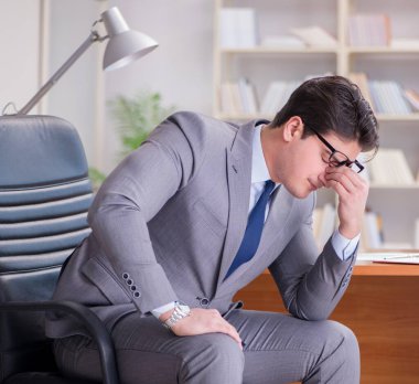 Ofiste çalışan genç bir işadamı.