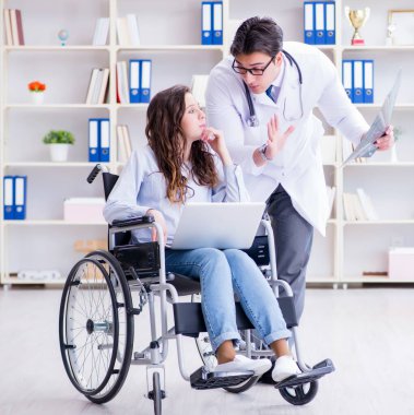 Doktor hastayla röntgen görüntüsünü tartışıyor