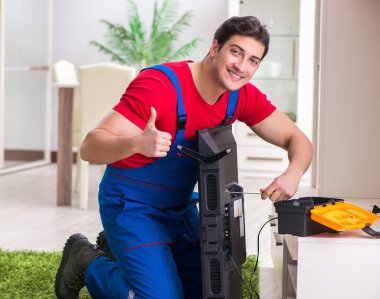 Profesyonel tamir mühendisi bozuk televizyonu tamir ediyor.