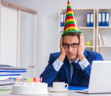 Adam ofiste doğum gününü kutluyor.