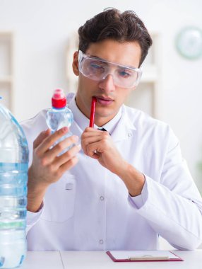 Laboratuvar asistanı su kalitesini test ediyor