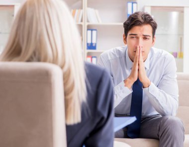 Danışmanlık için psikiyatriste giden genç adam.