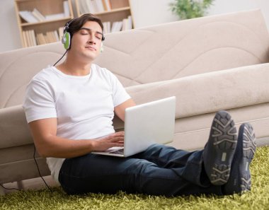 Freelancer evde çalışıyor ve müzik dinliyor.