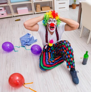 Sarhoş palyaço evde parti veriyor.
