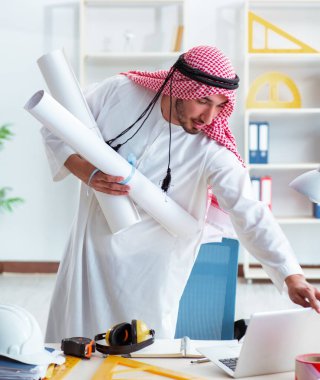 Arap mühendis yeni proje üzerinde çalışıyor