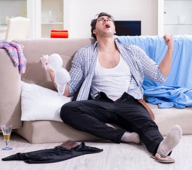 Ev partisinden sonra evde dağınık bir adam