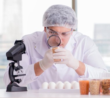 Besin uzmanı gıda ürünlerini laboratuarda test ediyor.