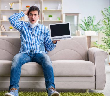 Evden çalışan boyunluk takan serbest çalışan bir adam.