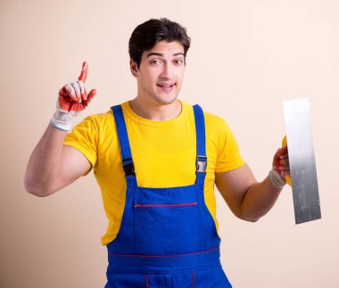 Duvara alçı yapıştıran genç müteahhit.