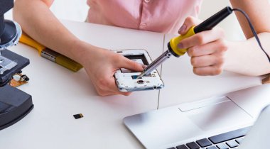 Atölyede cep telefonu tamiri