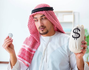 Kripto para madenciliğinde bitcoin kullanan Arap adam.