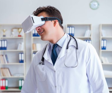 Genç doktor MRI taramasına sanal gerçeklik gözlüğüyle bakıyor.