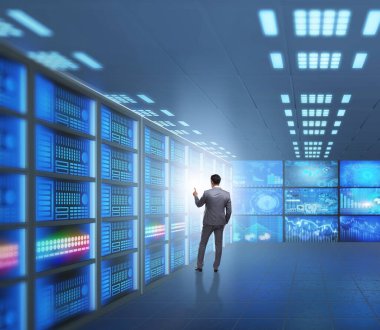 İş adamıyla büyük veri yönetimi kavramı