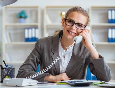 Ofiste çalışan genç iş kadını muhasebeci.