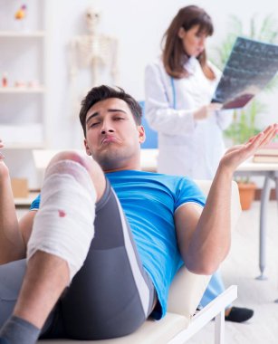 Spor oyuncusu yaralandıktan sonra doktoru ziyaret etti