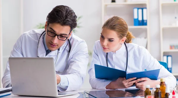 Erkek ve kadın doktor hastanede tartışıyorlar. — Stok fotoğraf