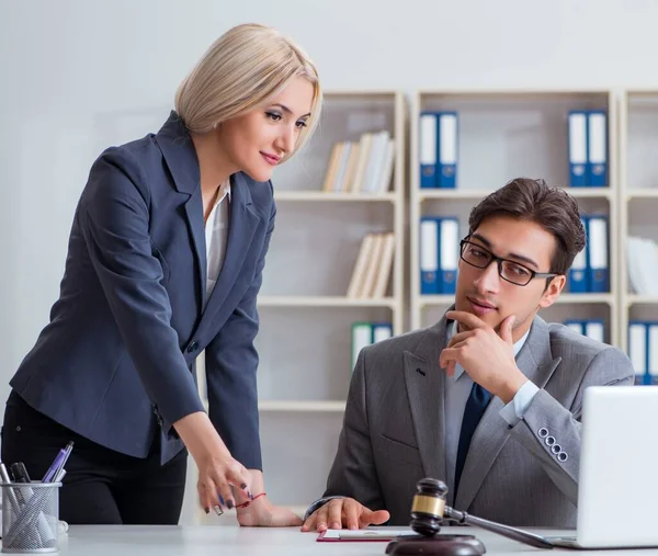 Advogado discutindo caso legal com o cliente — Fotografia de Stock