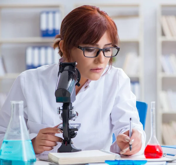 Vrouwelijke wetenschapper onderzoeker voert een experiment uit in een laboratorium — Stockfoto