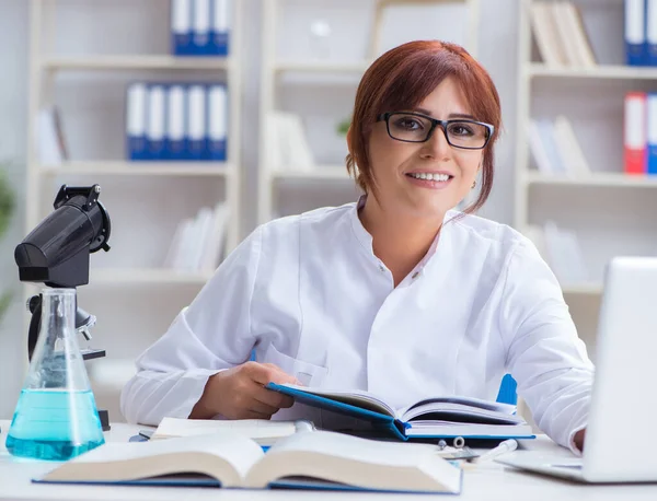 Ricercatrice scienziata che conduce un esperimento in un labora — Foto Stock