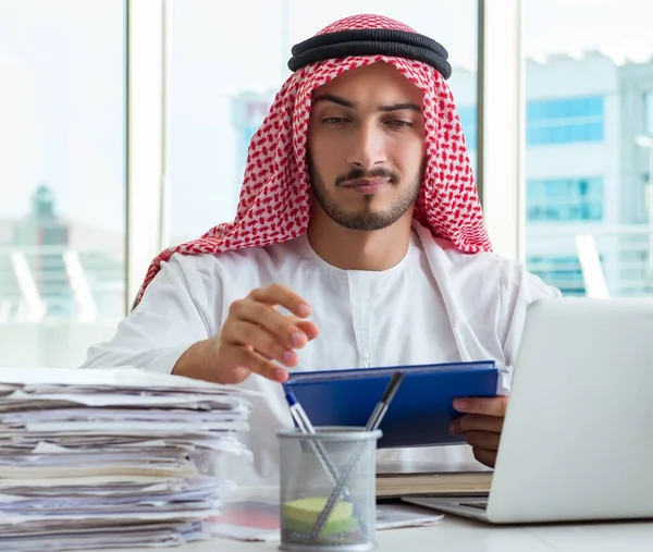 Den arabiska affärsmannen som arbetar på kontoret — Stockfoto