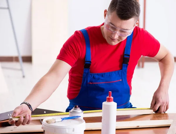 Appaltatore che lavora in officina — Foto Stock