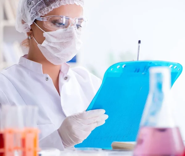 Pesquisadora cientista conduzindo uma experiência em um labora — Fotografia de Stock