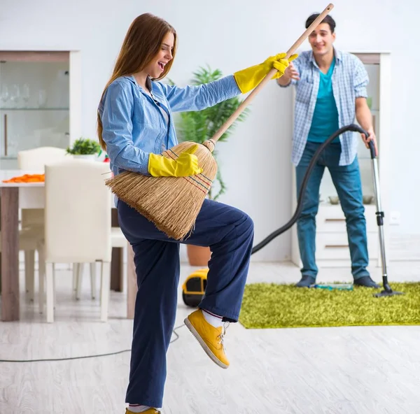 Famiglia giovane che pulisce la casa — Foto Stock