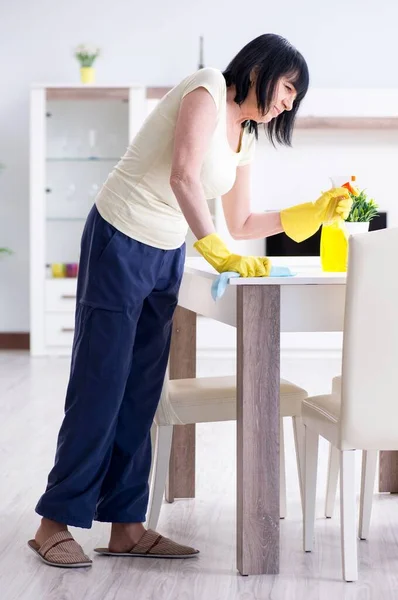 Vecchia donna matura stanca dopo le faccende domestiche — Foto Stock