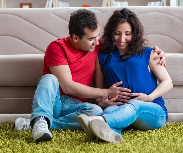 Unga par familj väntar barn — Stockfoto