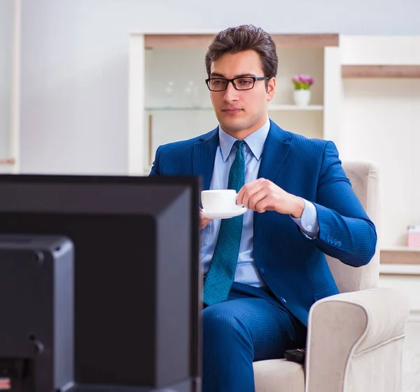 Zakenman kijkt tv in kantoor — Stockfoto