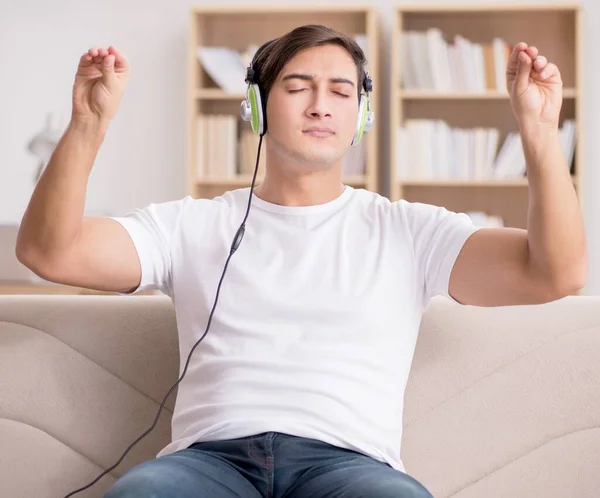 Homme écoutant de la musique à la maison — Photo