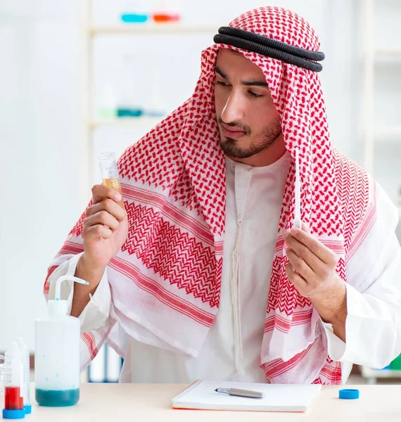 Arabski chemik sprawdzający jakość wody pitnej — Zdjęcie stockowe