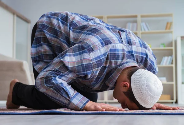 Pemuda Muslim berdoa di rumah — Stok Foto