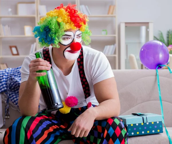 Payaso borracho celebrando una fiesta en casa — Foto de Stock