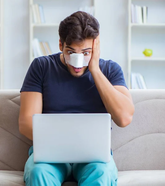 Ung man återhämtar sig hemma efter plastikkirurgi näsa — Stockfoto